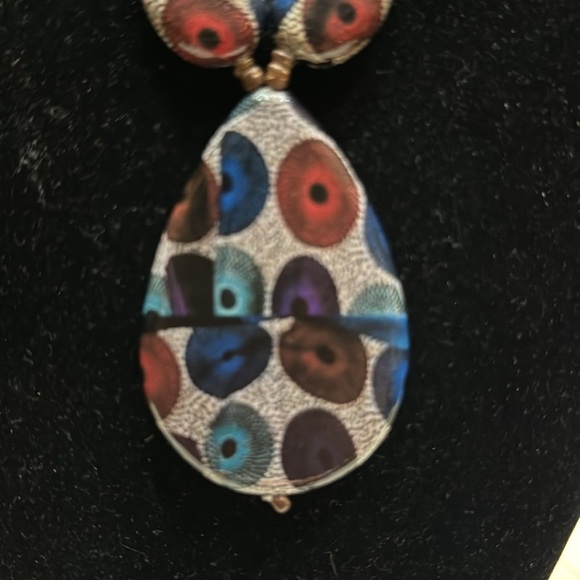 Unda Pendant paper wrapped wooden bead necklace - Picture 2 of 8